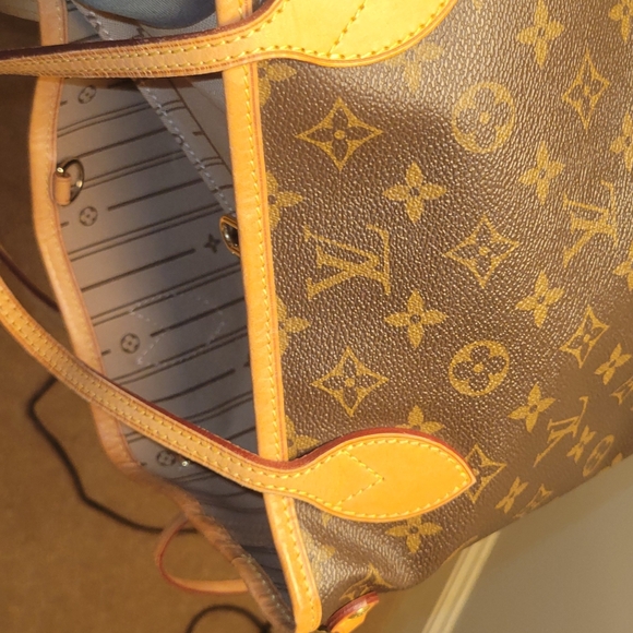 Louis Vuitton Neverfull PM - Picture 11 of 16